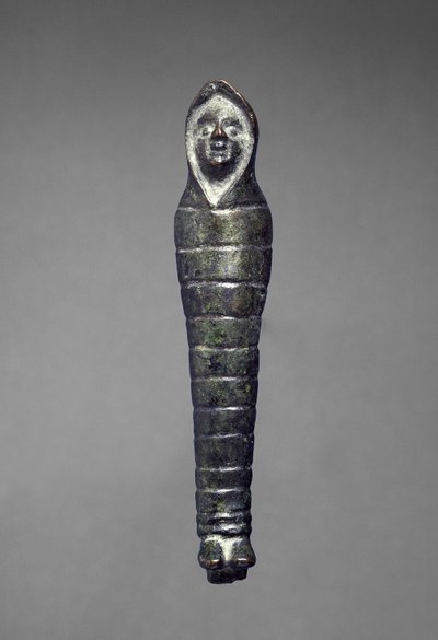 ホーンキャッスルで発見された、覆い隠された女性（ブロンズ） 作： Anglo Saxon