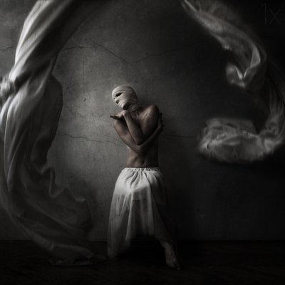 ドラマチックな包まれた姿 作： Anja Matko