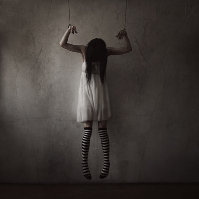 不気味な人形の少女 作： 