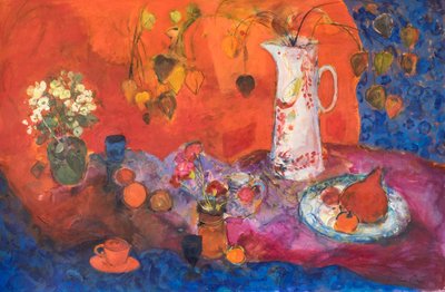 白い水差しと果物のある赤い静物。 作： Ann Oram