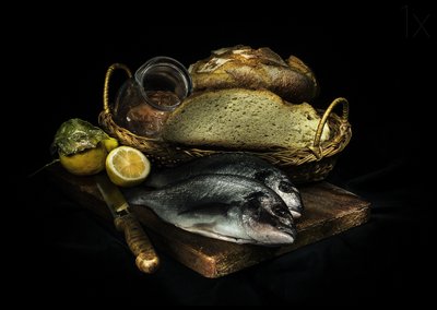 パン、魚、レモン 作： Annalisa Raggio