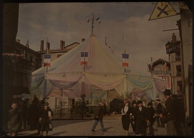 未知のフランスの都市の広場にあるパーティー テント 作： Anonymous