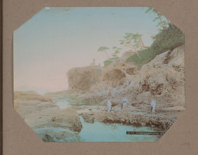 江ノ島稚児ヶ淵の海岸の男女 作： Anonymous