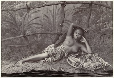 設定でフルーツ バスケットで横になっている未知の半裸のインドネシア人女性の肖像画 Preanger woman (オブジェクトのタイトル) 作： Anonymous