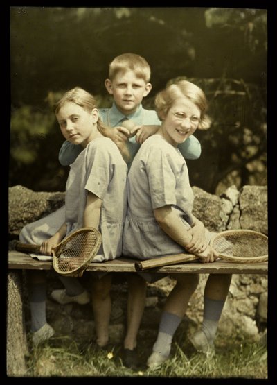 テニス ラケットを持つ 2 人の女の子とテニス ボールを持つ男の子の肖像画 作： Anonymous