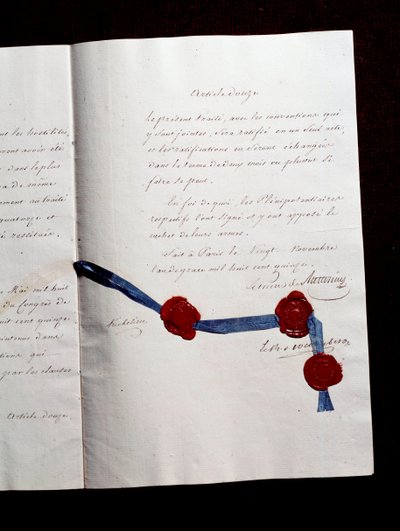 1815年のフランスと連合国との間の条約の第12条。リシュリュー公爵アルマン・エマニュエル・ドゥ・ヴィニュロット・デュ・プレシ（1766-1822）が署名した第二次パリ条約：オーストリア、イギリス、プロイセン、ロシアの協力を予見した条約。 作： Anonymous Anonymous