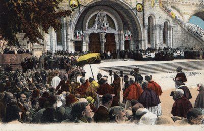 1900年頃、Hautes Pyrenees（65）のLourdes（ルルド）で、ロザリオの前で行われた病人へのベネディクト。 作： Anonymous Anonymous
