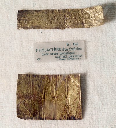 キリスト教古代遺物：グノーシス派のキリスト教徒の金のフィラクテール（羊皮紙）。コップ・タキル（ウクライナ古代ギリシャ）の遺跡、ケルチから。パリ、ルーヴル美術館 作： Anonymous Anonymous