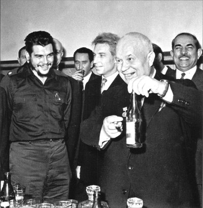 エルネスト・チェ・ゲバラ（1928-1967）とニキータ・フルシチョフ（1894-1971）、モスクワにて、アノニマス。写真 作： Anonymous Anonymous