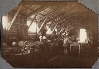 第一次世界大戦1914-1918年：フランス、ローワーノルマンディー（Lower Normandy）、英仏海峡のクービル（Couville）にある負傷したフランス軍兵士のバラック。匿名の撮影1917年5月。個人コレクション、ステラ 作： Anonymous Anonymous