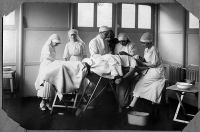 第一次世界大戦1914-1918年：フランス、バス・ノルマンディー（下ノルマンディー）、マンシュのクーヴィルのキャンプでクロロホルムで眠っている傷ついた兵士を治療する赤十字の医師と看護師（Therese Pavillou?匿名の写真 作： Anonymous Anonymous