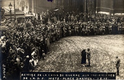 第一次世界大戦1914-1918年：1919年2月1日、軍隊のあるメッスでADF（A.D.F.）の看護師に戦没者十字章が手渡された。個人コレクション、Stella. 作： Anonymous Anonymous