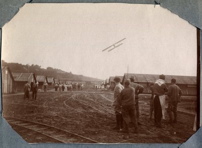 第一次世界大戦1914-1918年：フランス、Lower Normandy(ノルマンディー地方)、Manche(マンシュ)、Couville(クーヴィル)のキャンプの上を飛ぶモン・サン・マルタンの軍用飛行隊。匿名の撮影1917年6月。個人コレクション、Stella. 作： Anonymous Anonymous