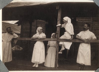 第一次世界大戦1914-1918年：フランス、ロウワー・ノルマンディー（Basse Normandy）、マンシュ（Manche）、クーヴィル（Couville）で話しているブラウス姿の看護師や医師たち。匿名の写真1917年7月。個人コレクション、Stella. 作： Anonymous Anonymous