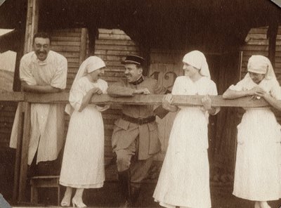 第一次世界大戦1914-1918年：フランス、Lower Normandy(ノルマンディー地方)、Manche(マンシュ)のCouville(クーヴィル)でフランス兵と話すブラウス姿の看護師や医師。匿名の写真1917年7月。個人コレクション、Stella. 作： Anonymous Anonymous