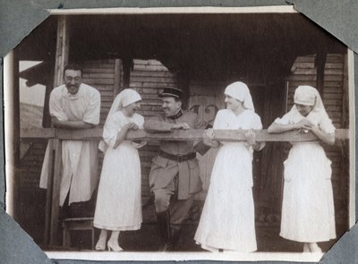 第一次世界大戦1914-1918年：フランス、Lower Normandy(ノルマンディー地方)、Manche(マンシュ)、Couville(クーヴィル)で兵士や医師と一緒に変なブラウスを着た看護師。匿名の写真1917年7月。個人コレクション、Stella. 作： Anonymous Anonymous