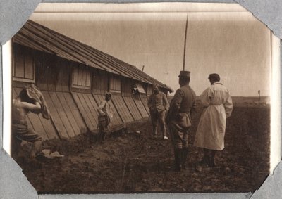 第一次世界大戦1914-1918年：縁の下の力持ちを探す、英仏海峡のクーヴィルのキャンプ、フランス、ローワーノルマンディー（Lower Normandy）。匿名の撮影1917年5月。個人コレクション、ステラ 作： Anonymous Anonymous