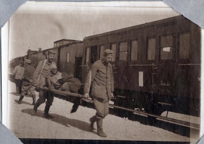 第一次世界大戦1914-1918年：フランス、ローワーノルマンディー（Lower Normandy）の英仏海峡の駅に置かれた兵士の傷と担架。匿名の撮影1917年5月。個人コレクション、ステラ 作： Anonymous Anonymous