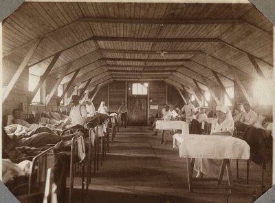第一次世界大戦1914-1918年：フランスの赤十字（レッドクロス）の負傷した兵士と看護師、フランス、ローワーノルマンディー（Lower Normandy）、英仏海峡のクーヴィル（Couville）のキャンプ。匿名の写真1917年7月。個人コレクション、Stella. 作： Anonymous Anonymous