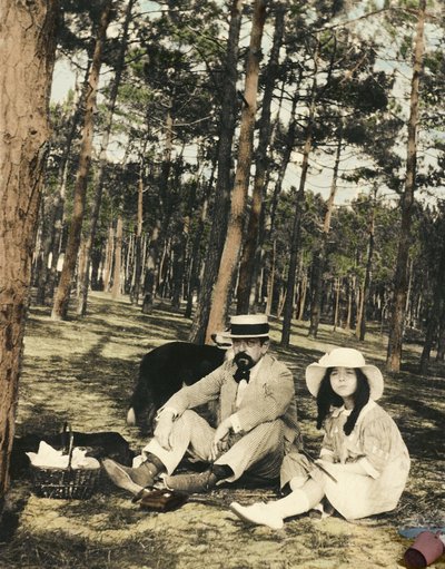 フランスの作曲家クロード・ドビュッシー（1862-1918）と娘のシュシュがアルカション近郊のピネに座ってピクニックをしているところ。 作： Anonymous Anonymous