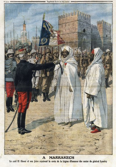 モロッコのマラケシュで、ユベール（ルイ・ユベール＝ゴンザルブ）・リョーテイ将軍（1854-1934）が、カイド（パシャ）のタミ・エル＝グラウイ（エル・グラウイ）（1879-1956）とその弟にレジオン・ドヌールの十字架を贈った」イラストは「The Petity Journal」25 Aより引用。 作： Anonymous Anonymous