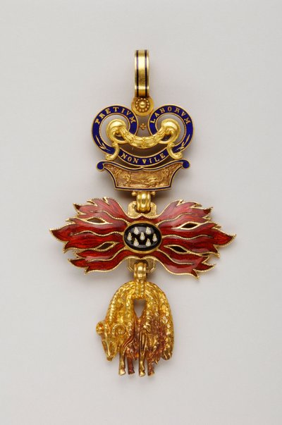 金の羊毛勲章（Order of the Golden Fleece）。Austrian Golden Fleece - Reduced badge - 1850-1900 - Gold and Emals - H 6.2 cm, W 4.1 cm, Weight: 20 g - Private collection 作： Anonymous Anonymous