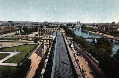 パリ：ルーブル美術館方面のパノラマ。右手にはラ・セーヌ川とノートルダム寺院（Cathedrale Notre Dame）。パリ市の「芸術アルバム」に掲載されている1920年の写真。個人蔵。 作： Anonymous Anonymous