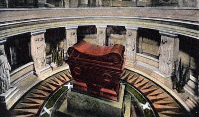 パリ：アンヴァリッドにあるナポレオン1世ボナパルト（1769-1821）の墓。パリ市の「芸術アルバム」に掲載されている1920年の写真。個人蔵。 作： Anonymous Anonymous