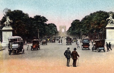 パリ：コンコルド広場から見たシャンゼリゼ通り(Champs-Elysees)の交通量、背景には凱旋門がある。オッズの上にはMarly