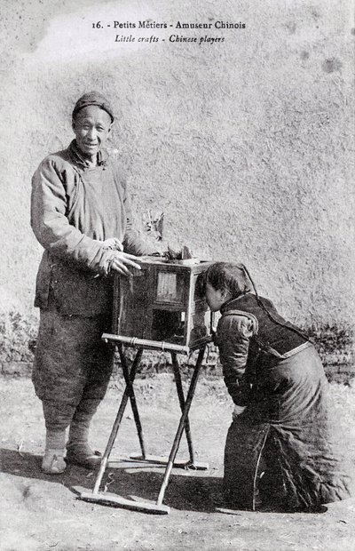 ペティミエ：イメージボックスを持った旅芸人 20世紀初頭の写真 - 個人蔵 作： Anonymous Anonymous