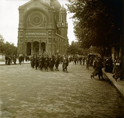 写真-第一次世界大戦の立体視用ガラス板：動員後のパリで、若い新兵が前線に向かって出発する様子 個人蔵 作： Anonymous Anonymous
