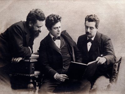 イタリアの作曲家、アルベルト・フランケッティ（1860-1942）、ピエトロ・マスカーニ（1863-1945）、ジャコモ・プッチーニ（1858-1924）の肖像（左から右へ） Photograph.1900年頃個人蔵 作： Anonymous Anonymous
