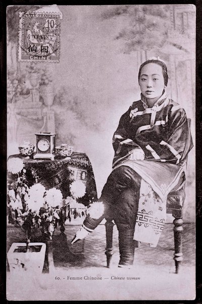 伝統的な衣装を着た中国人女性の肖像 彼女は短冊状の足を持っている - 20世紀初頭の写真 - 個人蔵 作： Anonymous Anonymous