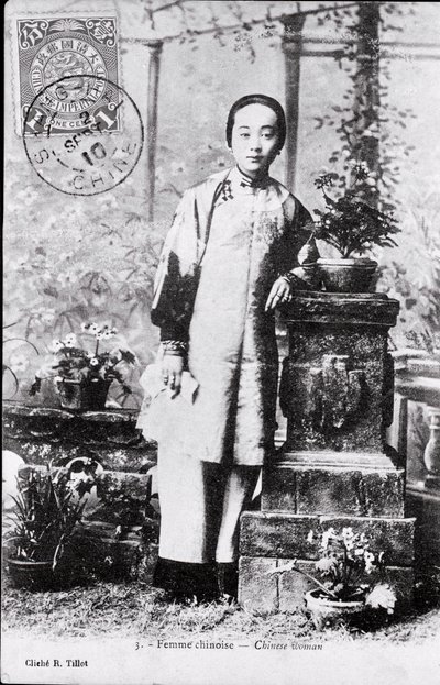伝統的な衣装を身にまとった若い中国人女性の肖像 20世紀初頭の写真 - 個人蔵 作： Anonymous Anonymous