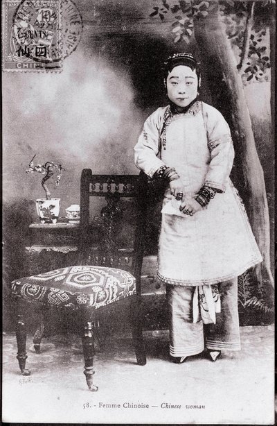 伝統的な衣装を着た若い中国人女性の肖像 彼女は短冊状の足を持っている - 20世紀初頭の写真 - 個人蔵 作： Anonymous Anonymous