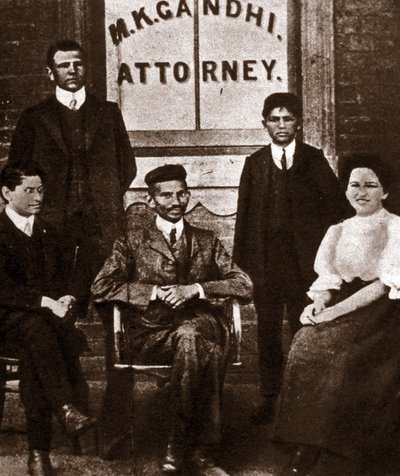 政治家モハンダス・カラムチャンド・ガンジー（1869-1948）の肖像 南アフリカ・ダーバンの弁護士。写真 1893年 作： Anonymous Anonymous