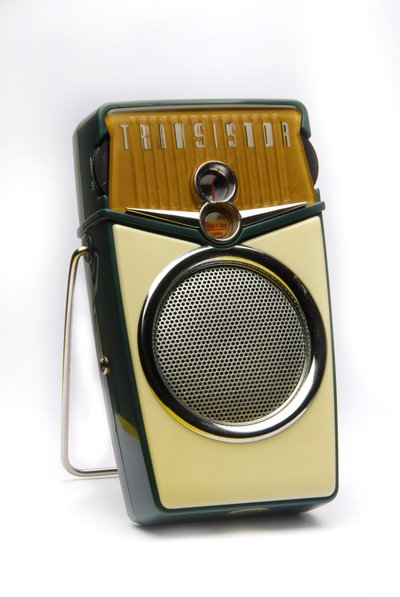 TRANSISTOR RADIO」または「POCKET RADIO」または「TRANSISTOR PORTABLE RADIO」の静物画。 作： Anonymous Anonymous