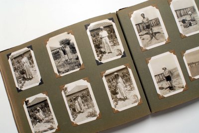 1925年頃のフォトアルバム（写真）の静物画。 作： Anonymous Anonymous
