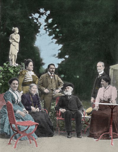 イタリアの作曲家ジュゼッペ・ヴェルディ（1813-1901）が1898年にサンタアガタでマリア・カッラーラ・ヴェルディ、バルベリーナ・ストレッポーニ、ジュディッタ・リコルディ、テレサ・ストルツ、ウンベルト・カンパナーリ、出版社のジュリオ・リコルディ（1840-1912）、画家のレオポルド・メトリコヴィッツ（1868-1944）と一緒に撮った写真 作： Anonymous Anonymous