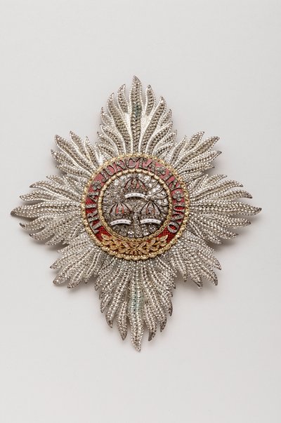 イギリス - バース勲章。ジョージ4世（1762-1830）、摂政、そしてイングランド王（1820-1830）が所有していた騎士の楯 - ロンドンのランデル、ブリッジ＆ランデル社が製造 - 1813年 - 金、銀、ダイヤモンド、エナメル - 高さ11,9cm、幅10,6cm、重さ。 作： Anonymous Anonymous
