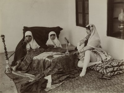 19世紀後半のハーレムで休息する女性（銀色の卵白写真） 作： Antoin Sevruguin