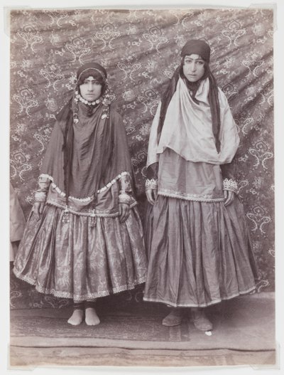 部族の衣装を着た2人の女性（銀色の卵白プリント） 作： Antoin Sevruguin