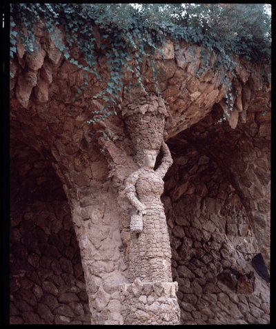 アールヌーボー。アントニ・ガウディ（1852-1926）によるグエル公園建築の像の詳細 作： Antoni Gaudi