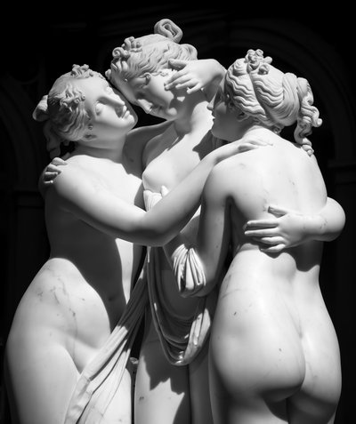 イタリア、ミラノ - 2020年6月頃：アントニオ・カノーヴァの彫像「三人の美女」、2019年（写真）。 作： Antonio Canova