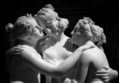 イタリア、ミラノ - 2020年6月頃：アントニオ・カノーヴァの彫像「三人の美女」、2019年（写真）。 作： Antonio Canova