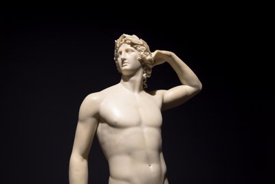 ミラノ、イタリア - 2020年6月：古代の彫刻「戴冠するアポロン」1782年 - 2019年（写真）。 作： Antonio Canova