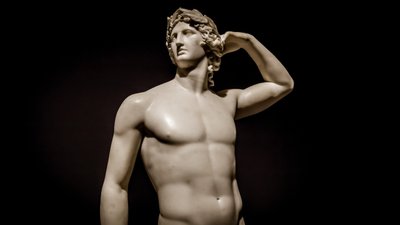 ミラノ、イタリア - 2020年6月：古代の彫刻「戴冠するアポロン」1782年 - 2019年（写真）。 作： Antonio Canova