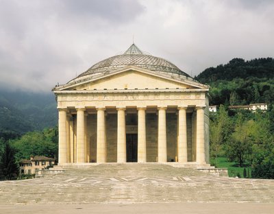 アントニオ・カノーヴァ（1757-1822）が設計した三位一体の大司祭教会であるカノーヴァ寺院（Tempio Canoviano）のプロナオス（ヴェネト州ポッサニョ）。イタリア 作： Antonio Canova
