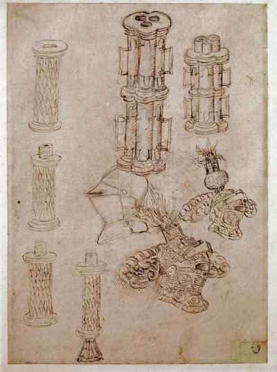 紋章を載せた3つの兜と、2つの銃の破片が分解されている。Antonio di Puccio Pisano dit Pisanello (1395-1455)によるドローイング 茶色のインク、黒い石、羽毛。寸法：28,7x20,6cm。ルーヴル美術館、デッサン室 作： Antonio Pisanello