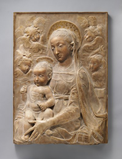 マドンナと天使の子、c.1455-60（金色のディテールが施された大理石） 作： Antonio Rossellino